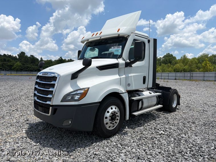 2021 Freightliner Cascadia semi truck