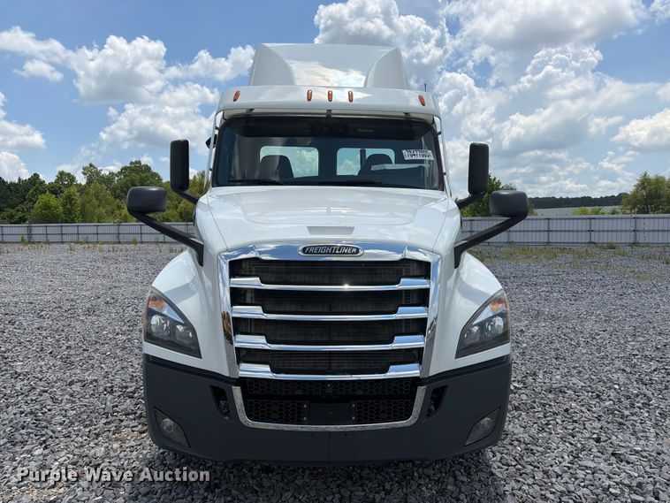 image for item YA4095 2021 Freightliner Cascadia semi truck