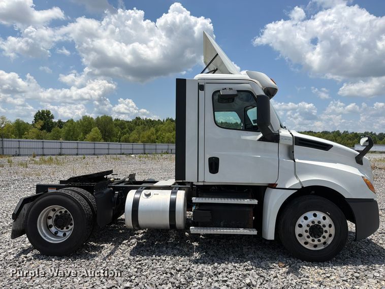 image for item YA4095 2021 Freightliner Cascadia semi truck