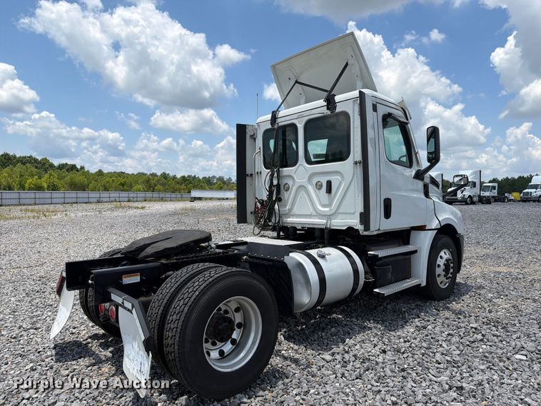image for item YA4095 2021 Freightliner Cascadia semi truck