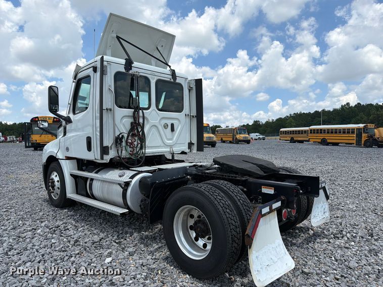 image for item YA4095 2021 Freightliner Cascadia semi truck