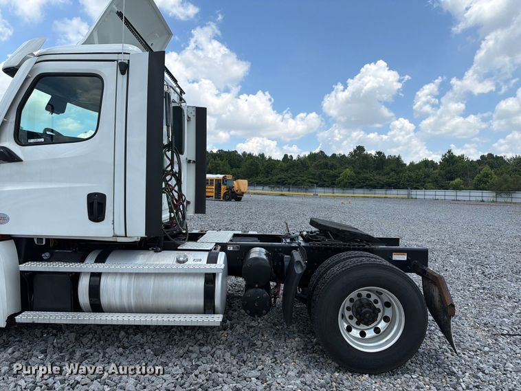 image for item YA4095 2021 Freightliner Cascadia semi truck