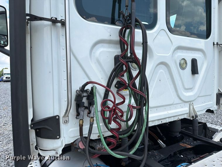 image for item YA4095 2021 Freightliner Cascadia semi truck