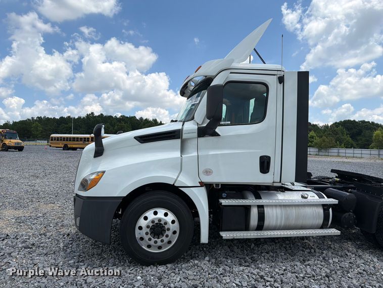 image for item YA4095 2021 Freightliner Cascadia semi truck