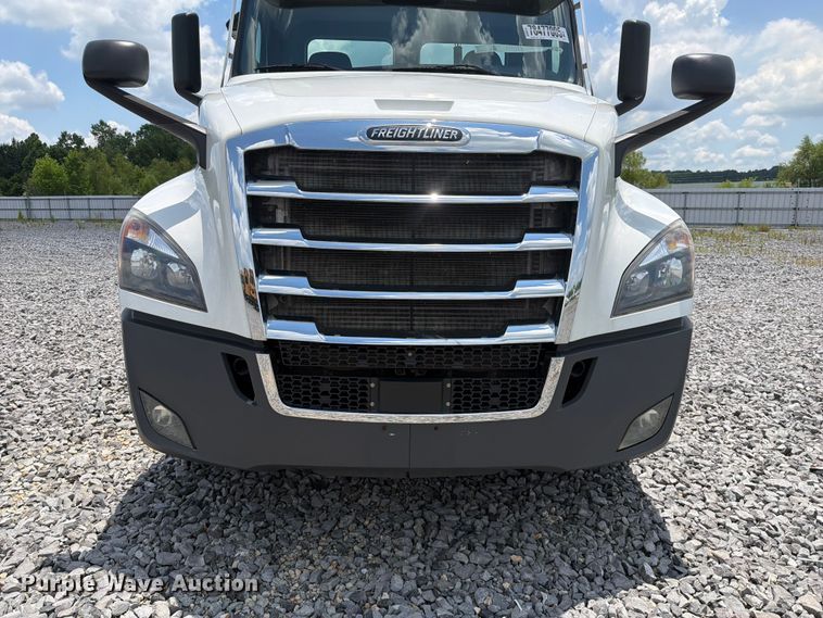 image for item YA4095 2021 Freightliner Cascadia semi truck