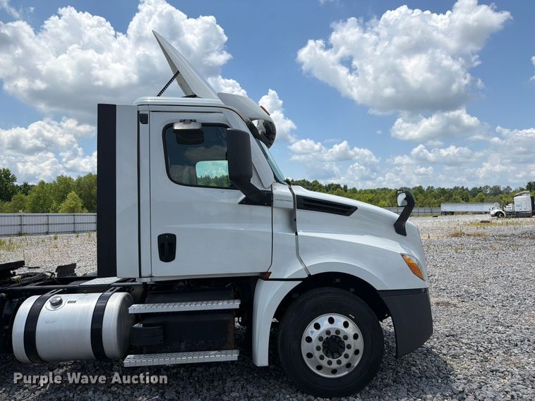 image for item YA4095 2021 Freightliner Cascadia semi truck