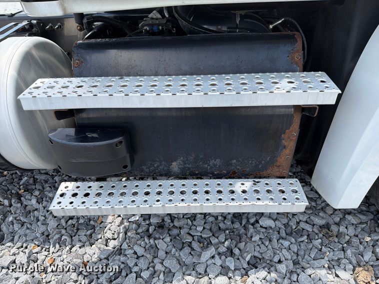 image for item YA4095 2021 Freightliner Cascadia semi truck