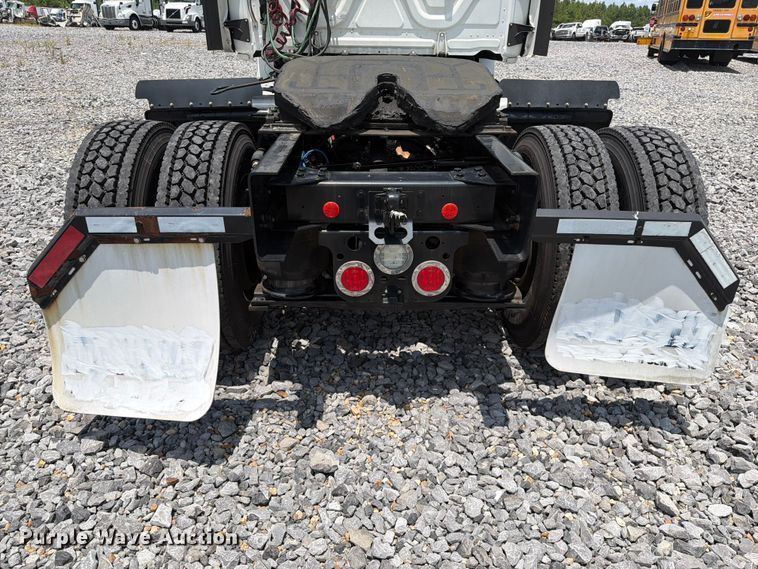 image for item YA4095 2021 Freightliner Cascadia semi truck