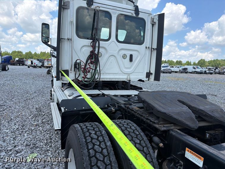 image for item YA4095 2021 Freightliner Cascadia semi truck