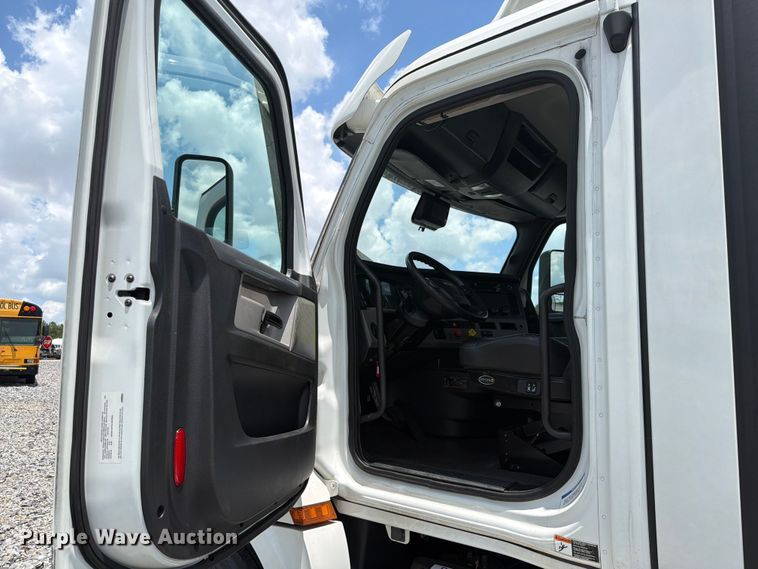 image for item YA4095 2021 Freightliner Cascadia semi truck
