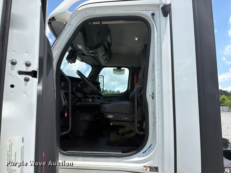 image for item YA4095 2021 Freightliner Cascadia semi truck
