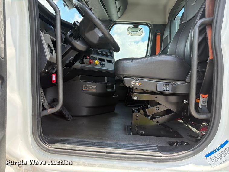 image for item YA4095 2021 Freightliner Cascadia semi truck
