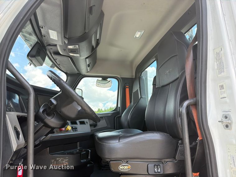 image for item YA4095 2021 Freightliner Cascadia semi truck