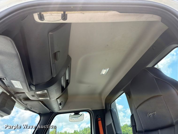 image for item YA4095 2021 Freightliner Cascadia semi truck