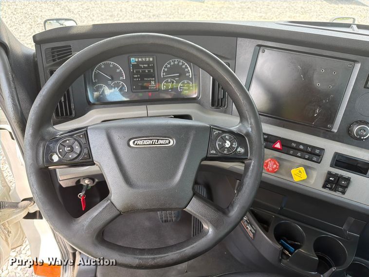 image for item YA4095 2021 Freightliner Cascadia semi truck