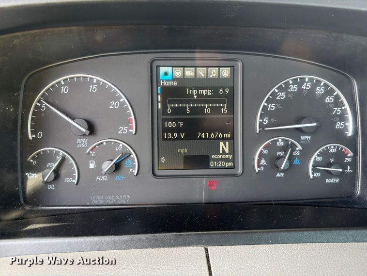 image for item YA4095 2021 Freightliner Cascadia semi truck