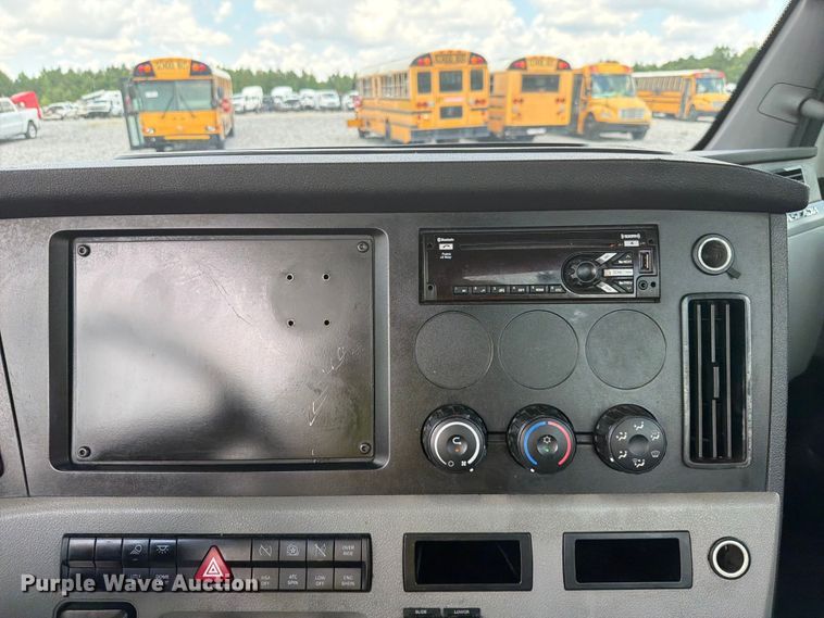 image for item YA4095 2021 Freightliner Cascadia semi truck