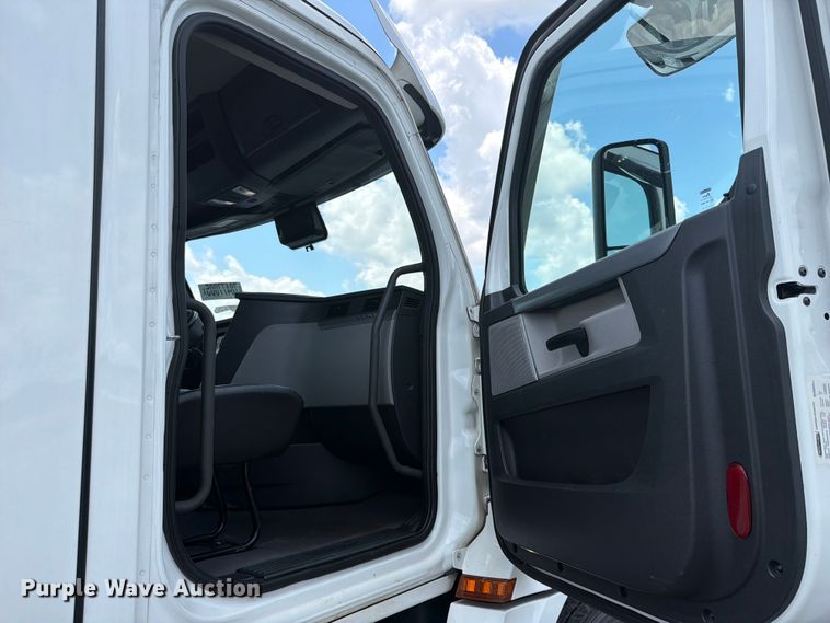 image for item YA4095 2021 Freightliner Cascadia semi truck