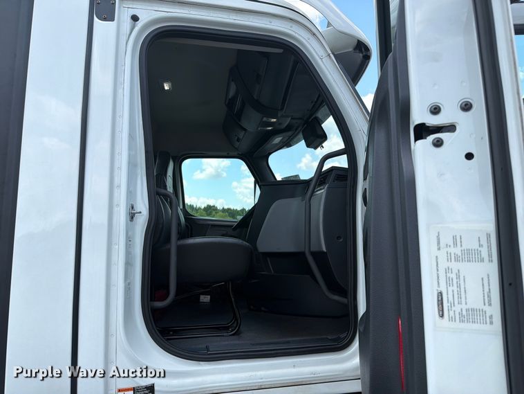 image for item YA4095 2021 Freightliner Cascadia semi truck
