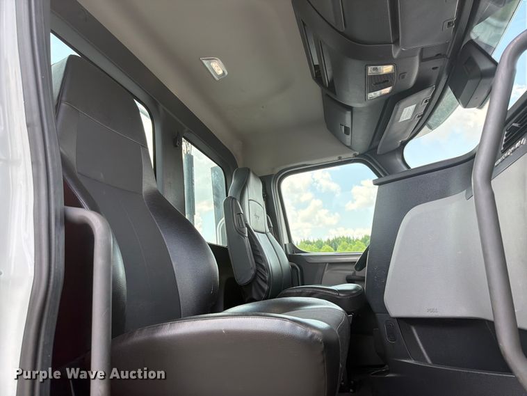 image for item YA4095 2021 Freightliner Cascadia semi truck