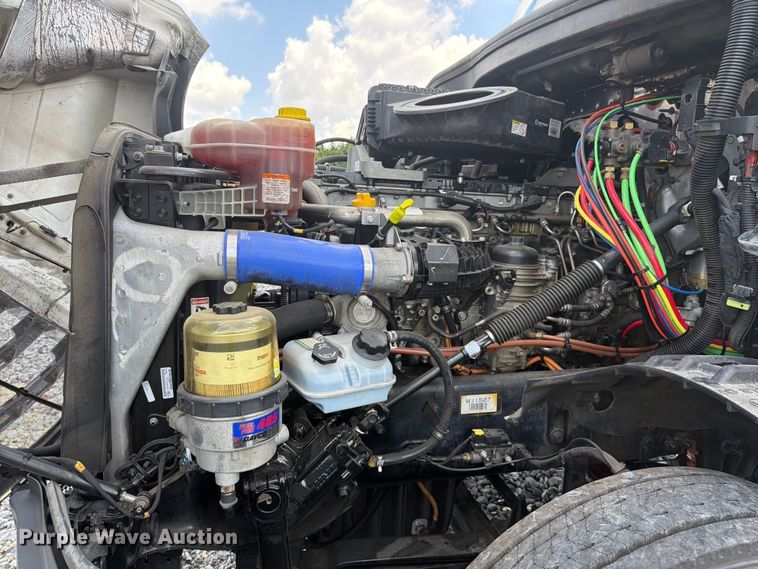 image for item YA4095 2021 Freightliner Cascadia semi truck