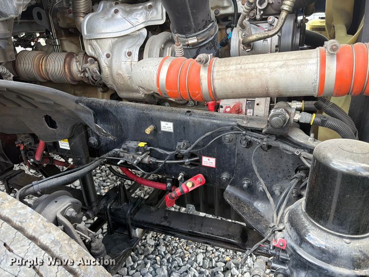image for item YA4095 2021 Freightliner Cascadia semi truck