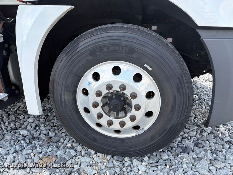 image for item YA4095 2021 Freightliner Cascadia semi truck