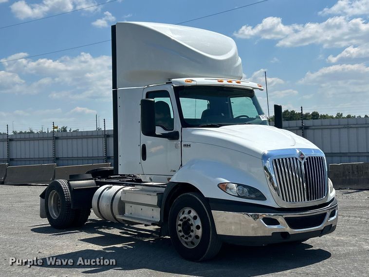 image for item YA4096 2019 International RH613 semi truck
