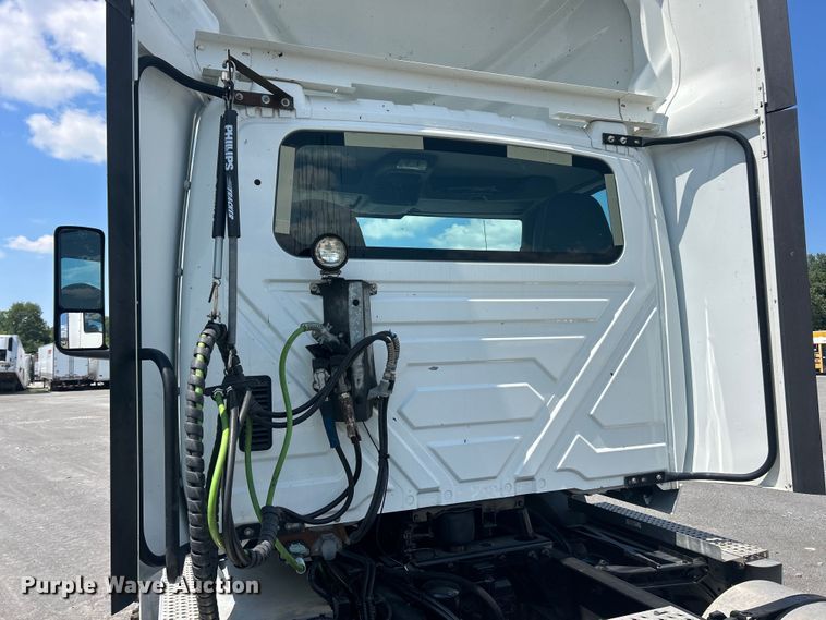 image for item YA4096 2019 International RH613 semi truck