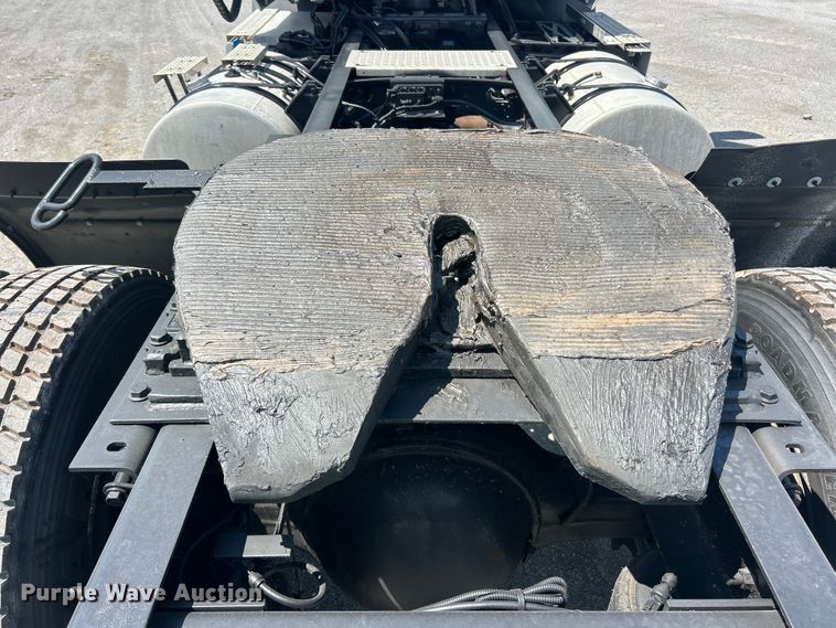 image for item YA4096 2019 International RH613 semi truck
