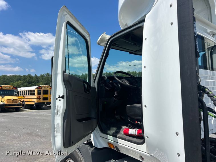 image for item YA4096 2019 International RH613 semi truck