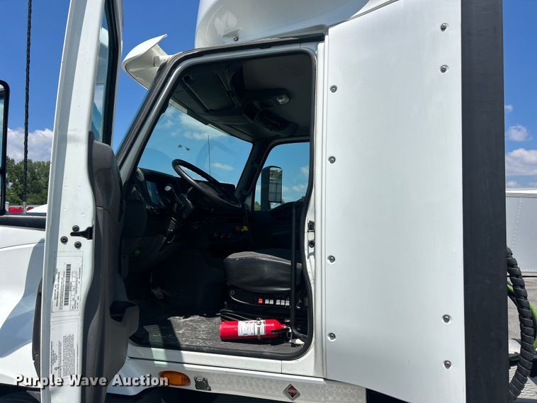 image for item YA4096 2019 International RH613 semi truck
