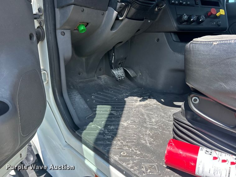 image for item YA4096 2019 International RH613 semi truck