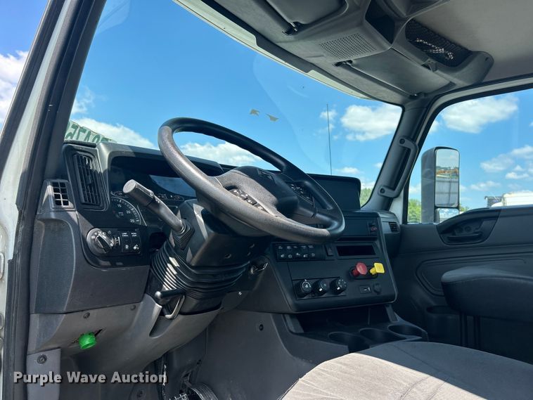 image for item YA4096 2019 International RH613 semi truck