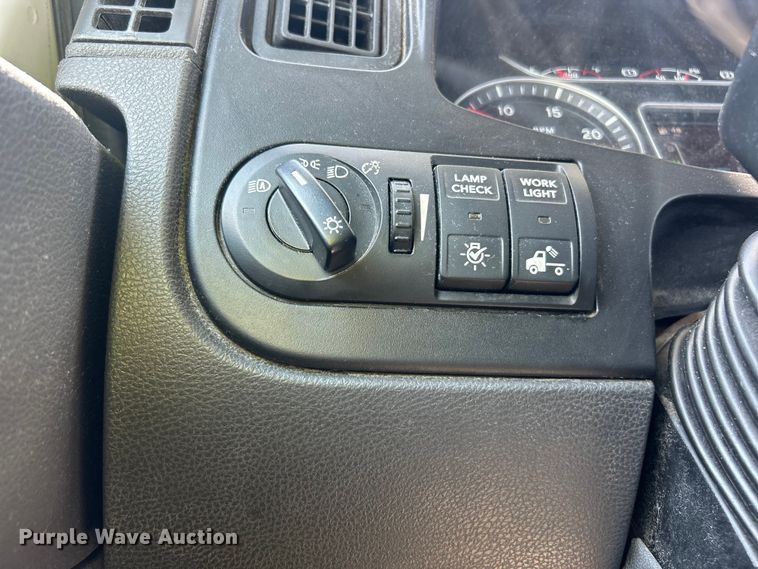 image for item YA4096 2019 International RH613 semi truck