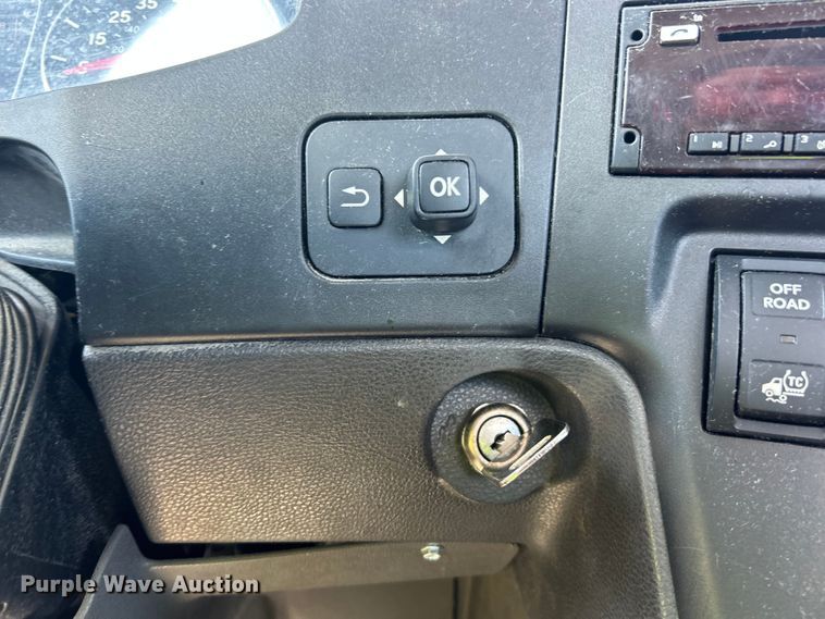 image for item YA4096 2019 International RH613 semi truck