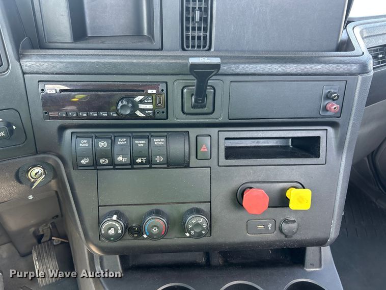 image for item YA4096 2019 International RH613 semi truck