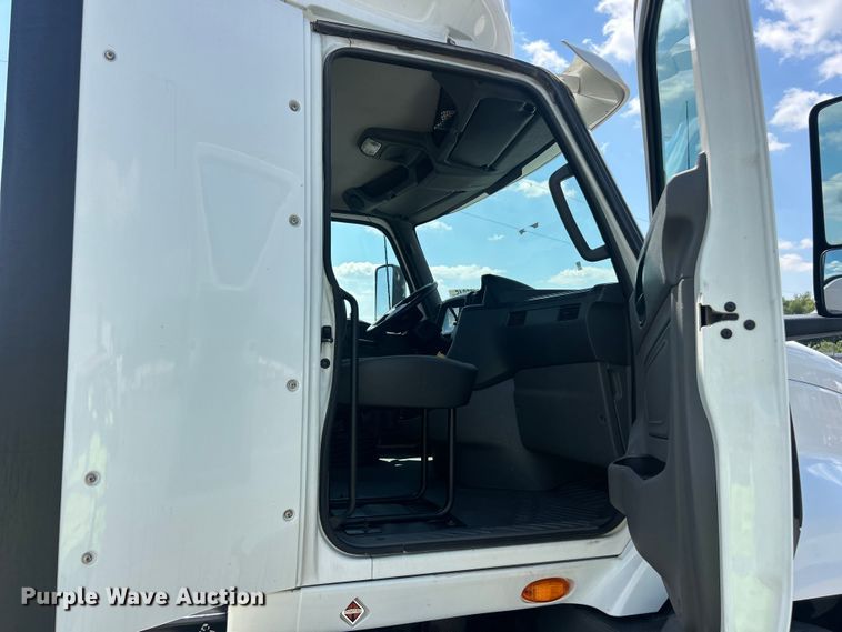 image for item YA4096 2019 International RH613 semi truck