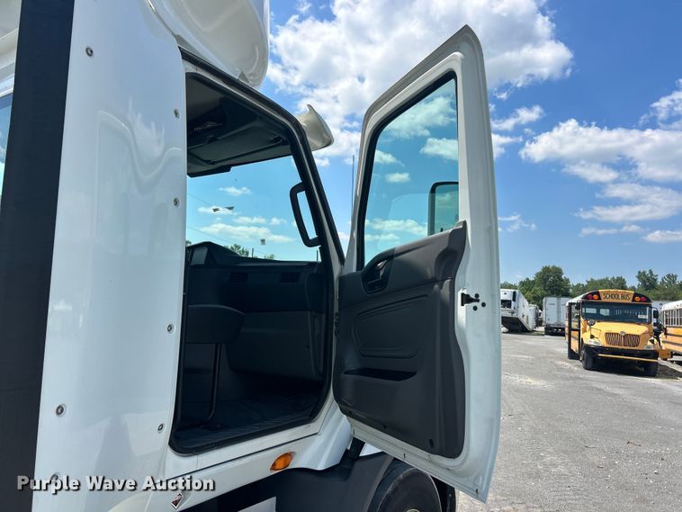 image for item YA4096 2019 International RH613 semi truck
