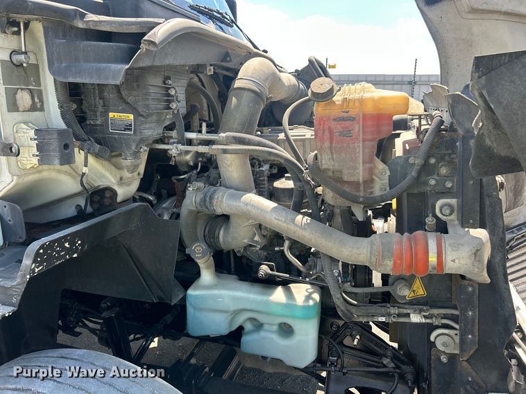 image for item YA4096 2019 International RH613 semi truck