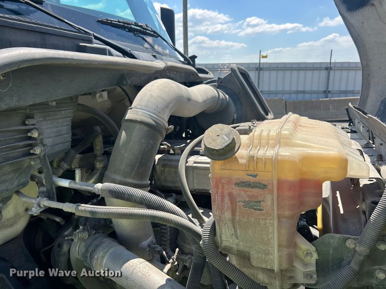 image for item YA4096 2019 International RH613 semi truck