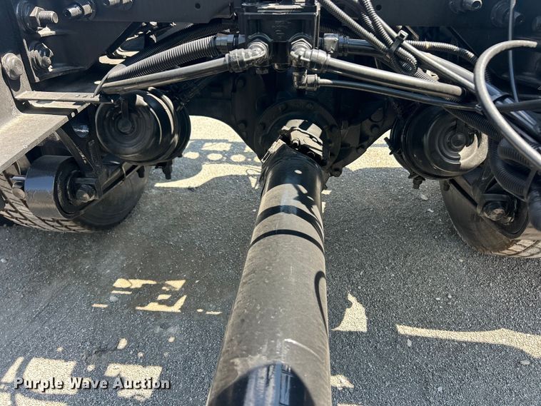 image for item YA4096 2019 International RH613 semi truck