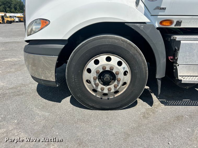 image for item YA4096 2019 International RH613 semi truck
