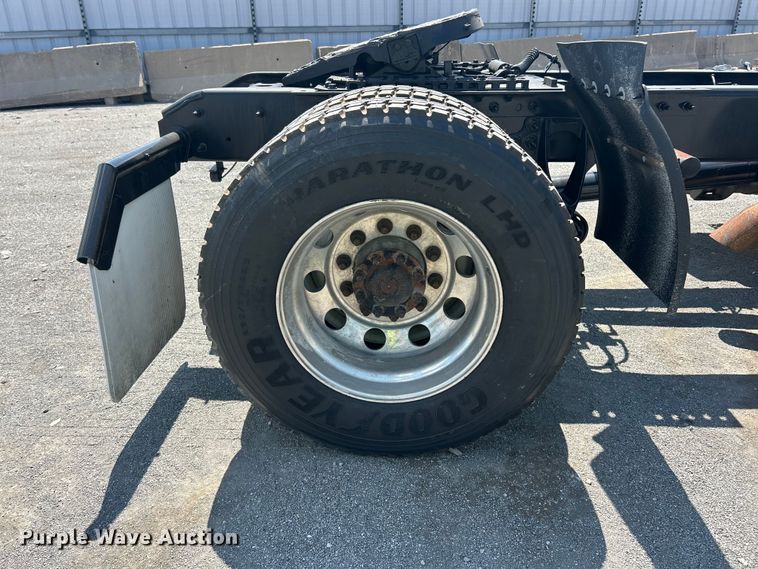 image for item YA4096 2019 International RH613 semi truck