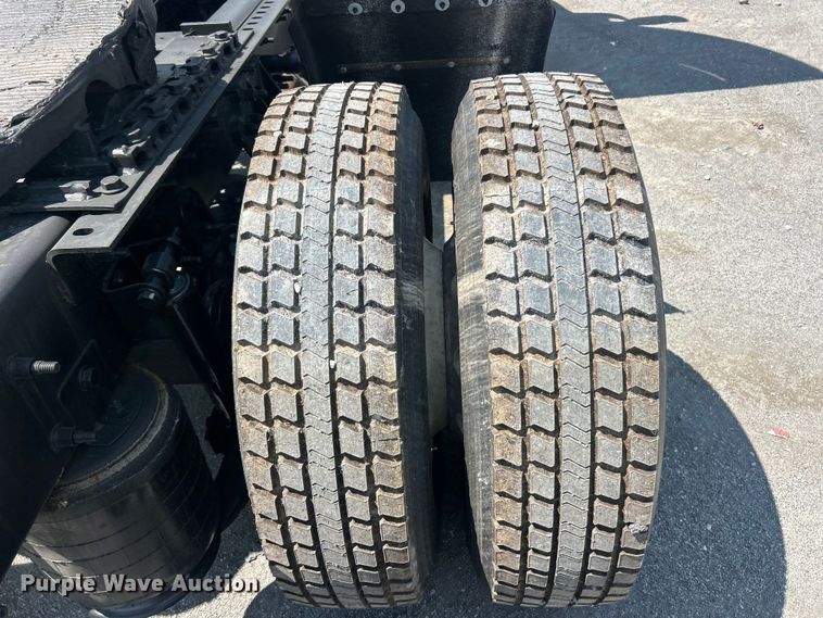 image for item YA4096 2019 International RH613 semi truck