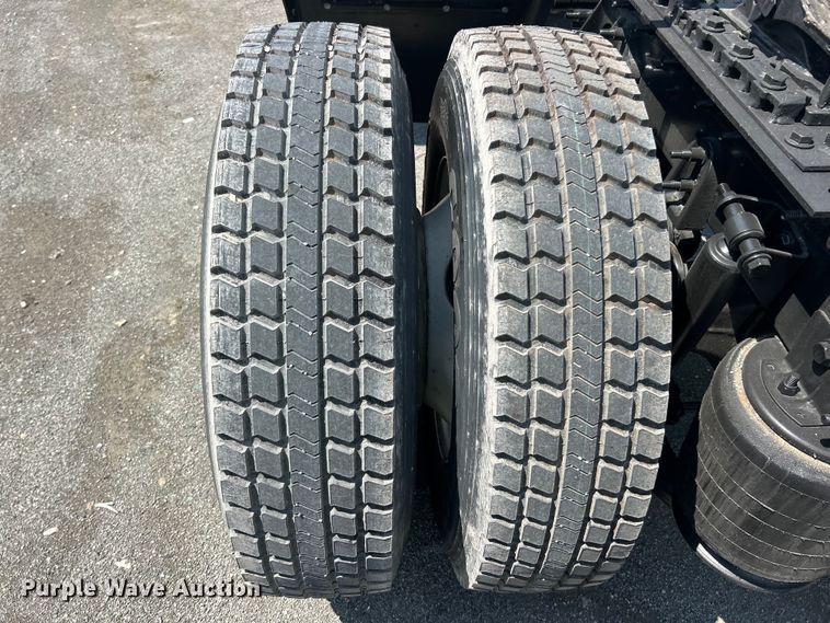 image for item YA4096 2019 International RH613 semi truck