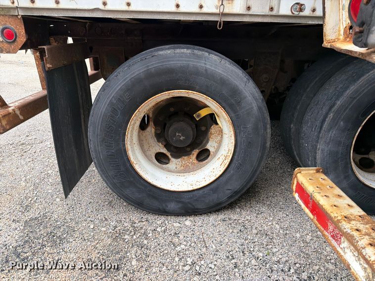 image for item YA4173 1995 Wabash dry van trailer