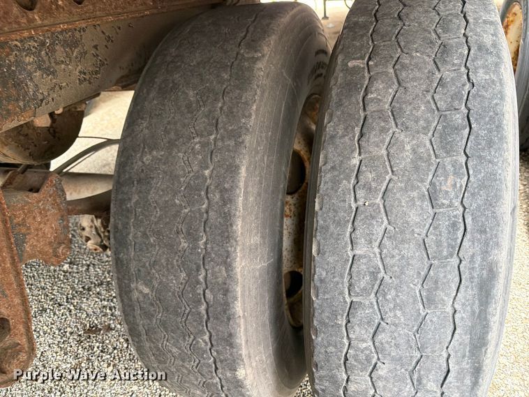 image for item YA4173 1995 Wabash dry van trailer