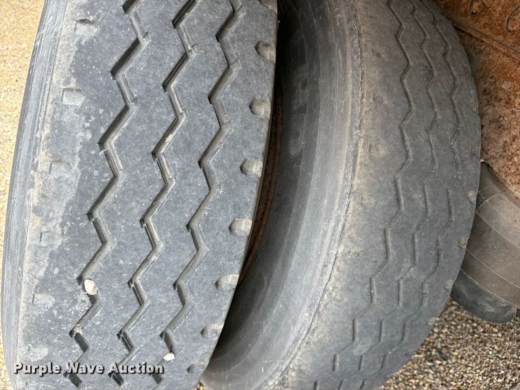 image for item YA4174 1995 Wabash dry van trailer