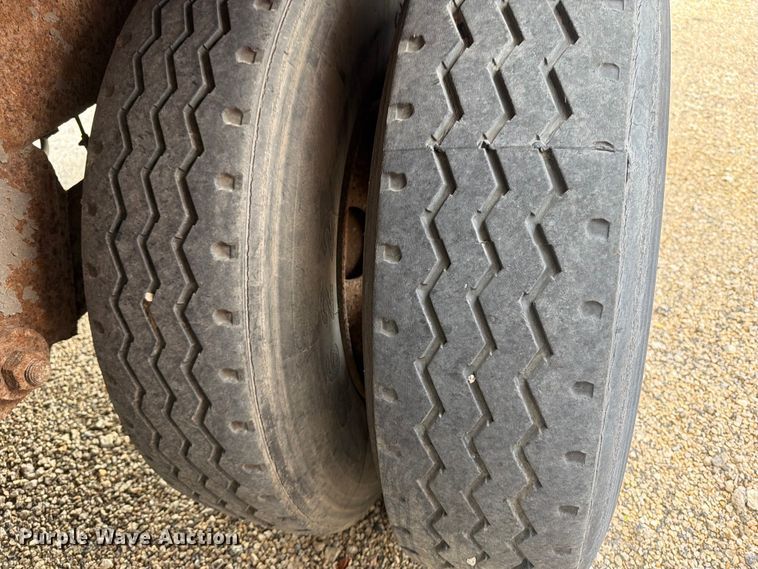 image for item YA4174 1995 Wabash dry van trailer